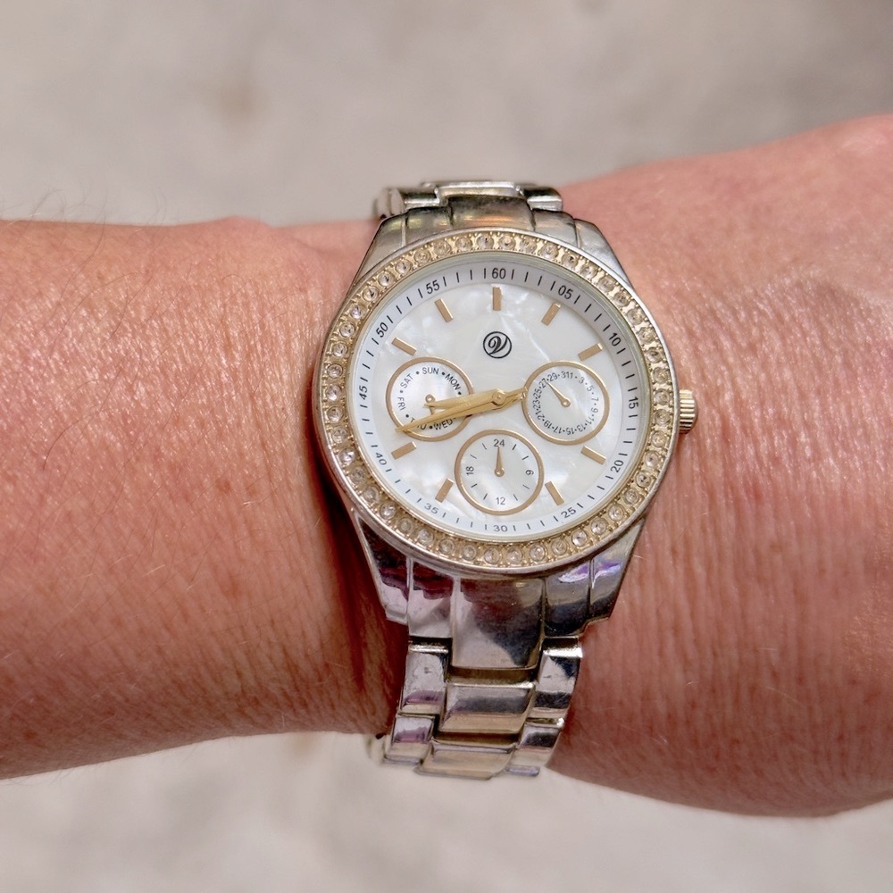 VERSONA “V” Women’s XL Large Silver & Gold Tone Watch w Rhinestones Diamonds